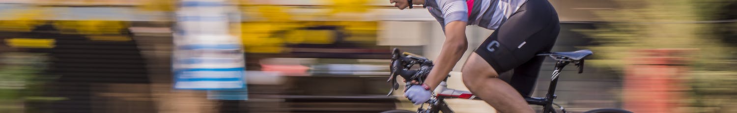 Syklist fotografert med metoden panorering